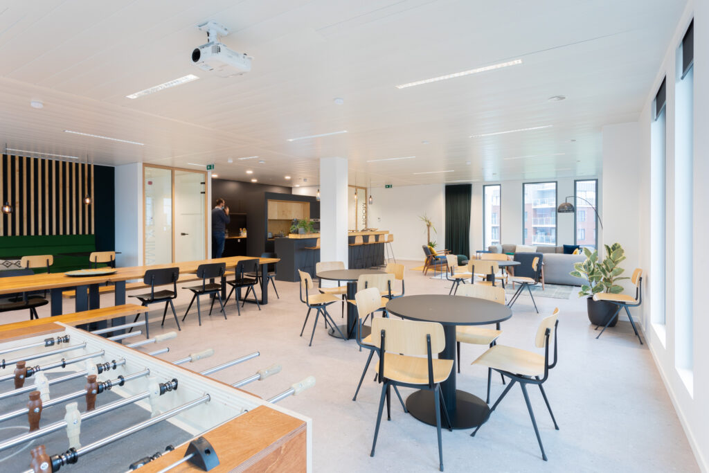 Voordat je het definitieve gebouw kiest waar je zal werken, moet je eerst de werkplekken afbakenen (open space, individuele werkruimtes, ...) 